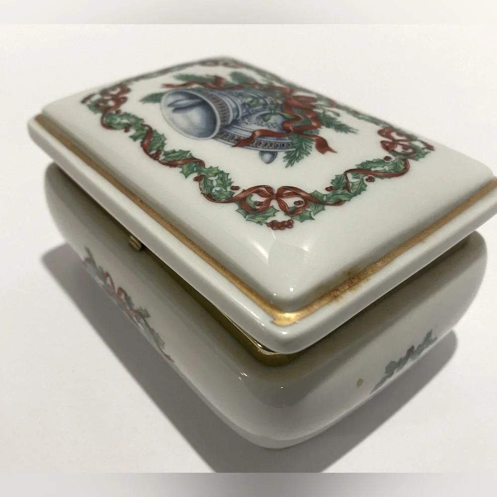 Vintage Melodies Of Christmas Musical Trinket Jewelry Box 